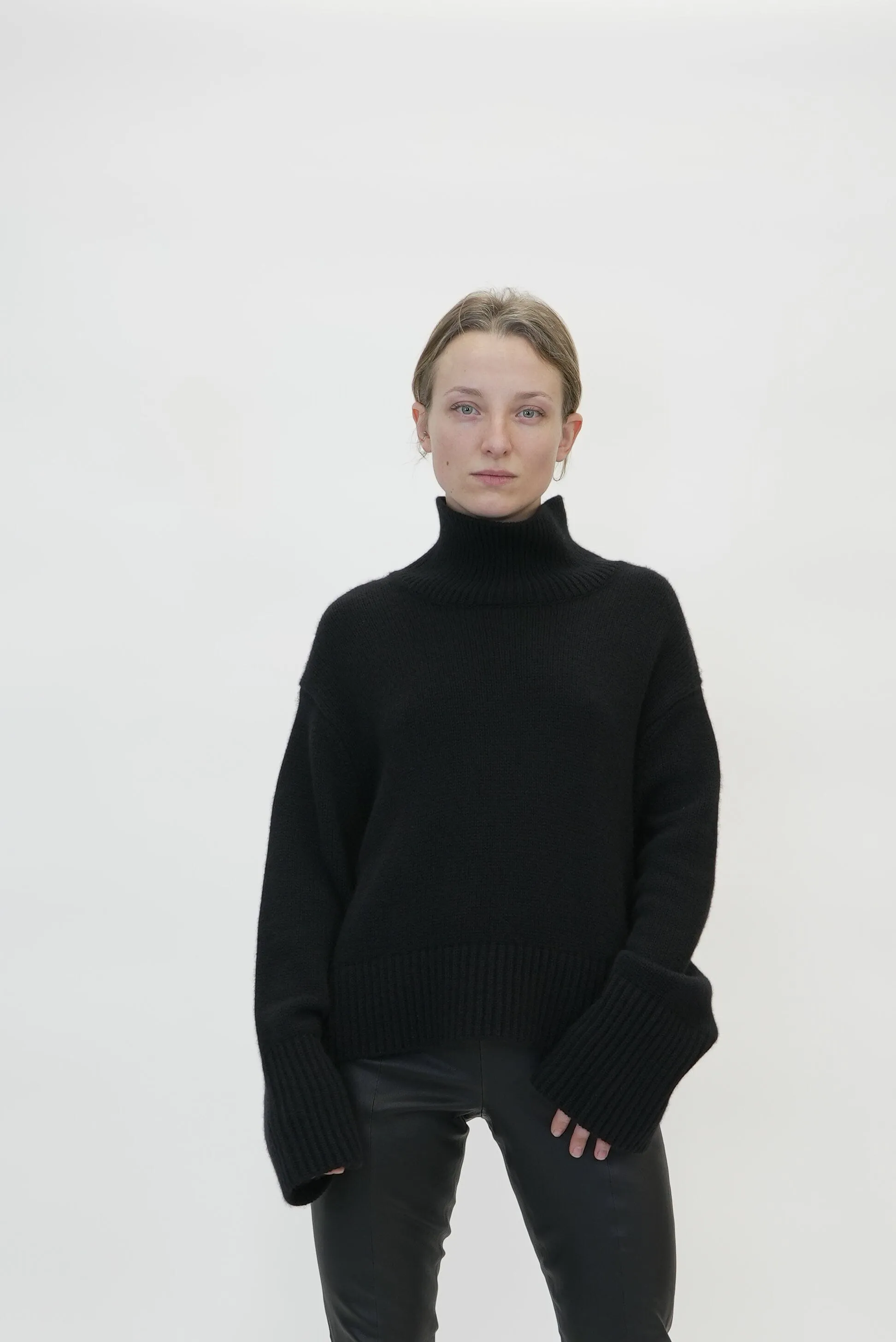 FLEUR SWEATER IN BLACK