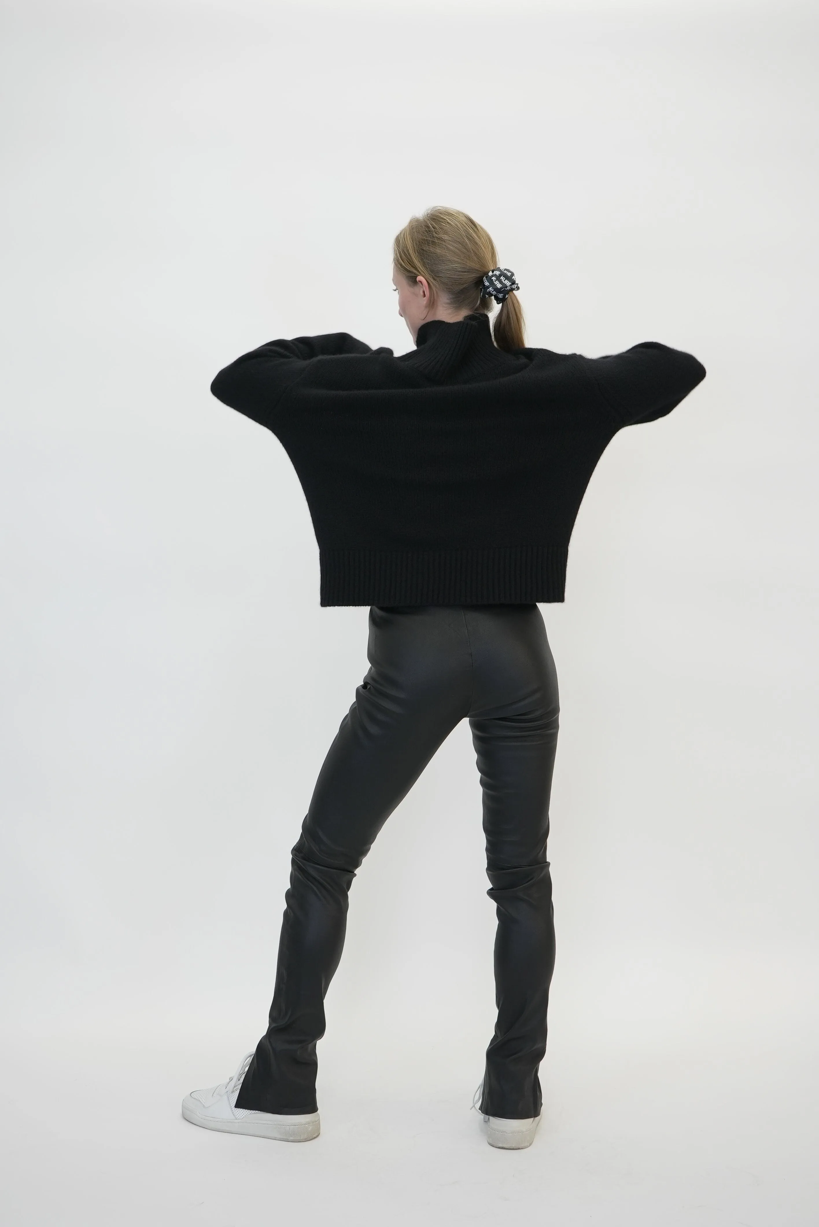 FLEUR SWEATER IN BLACK