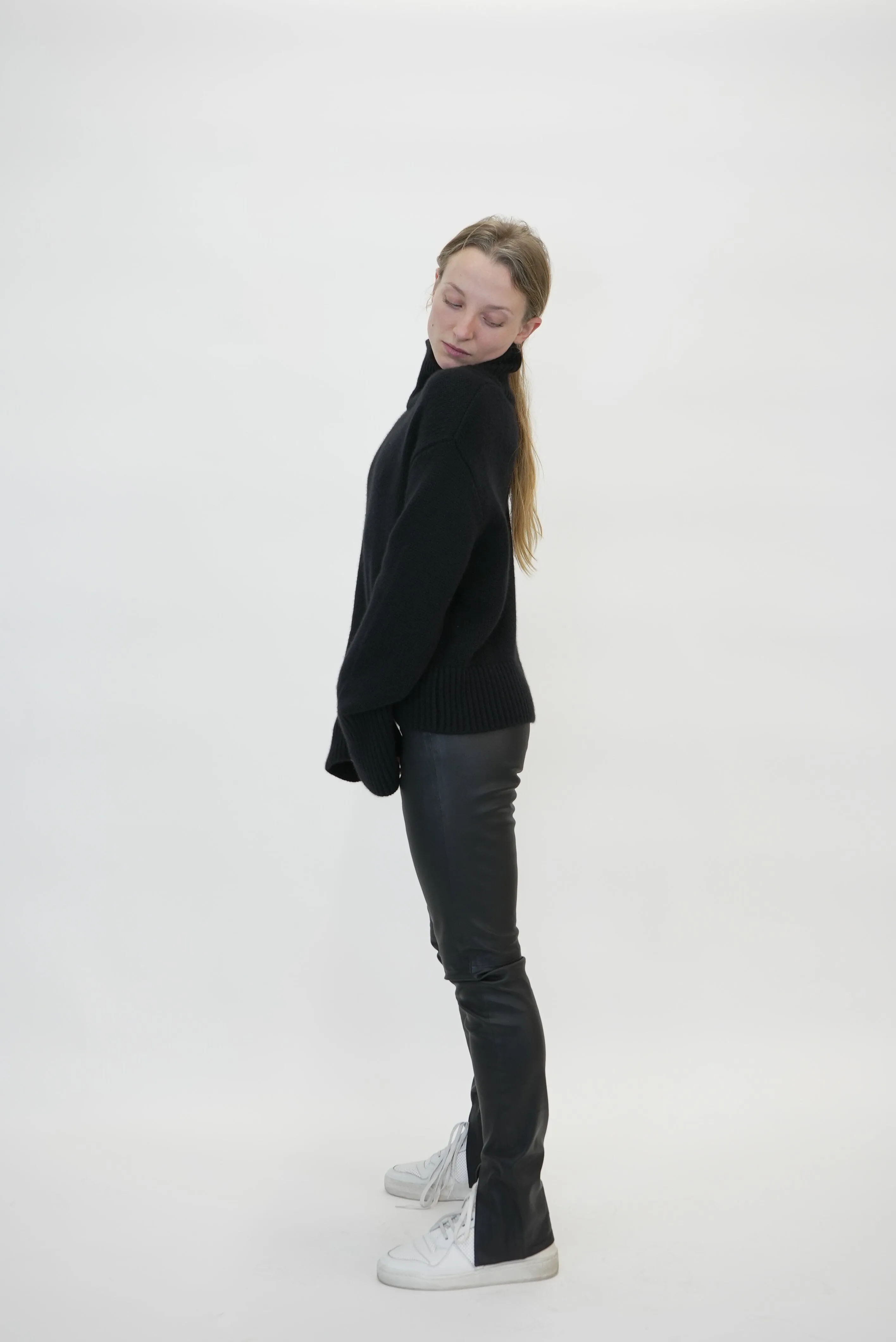 FLEUR SWEATER IN BLACK