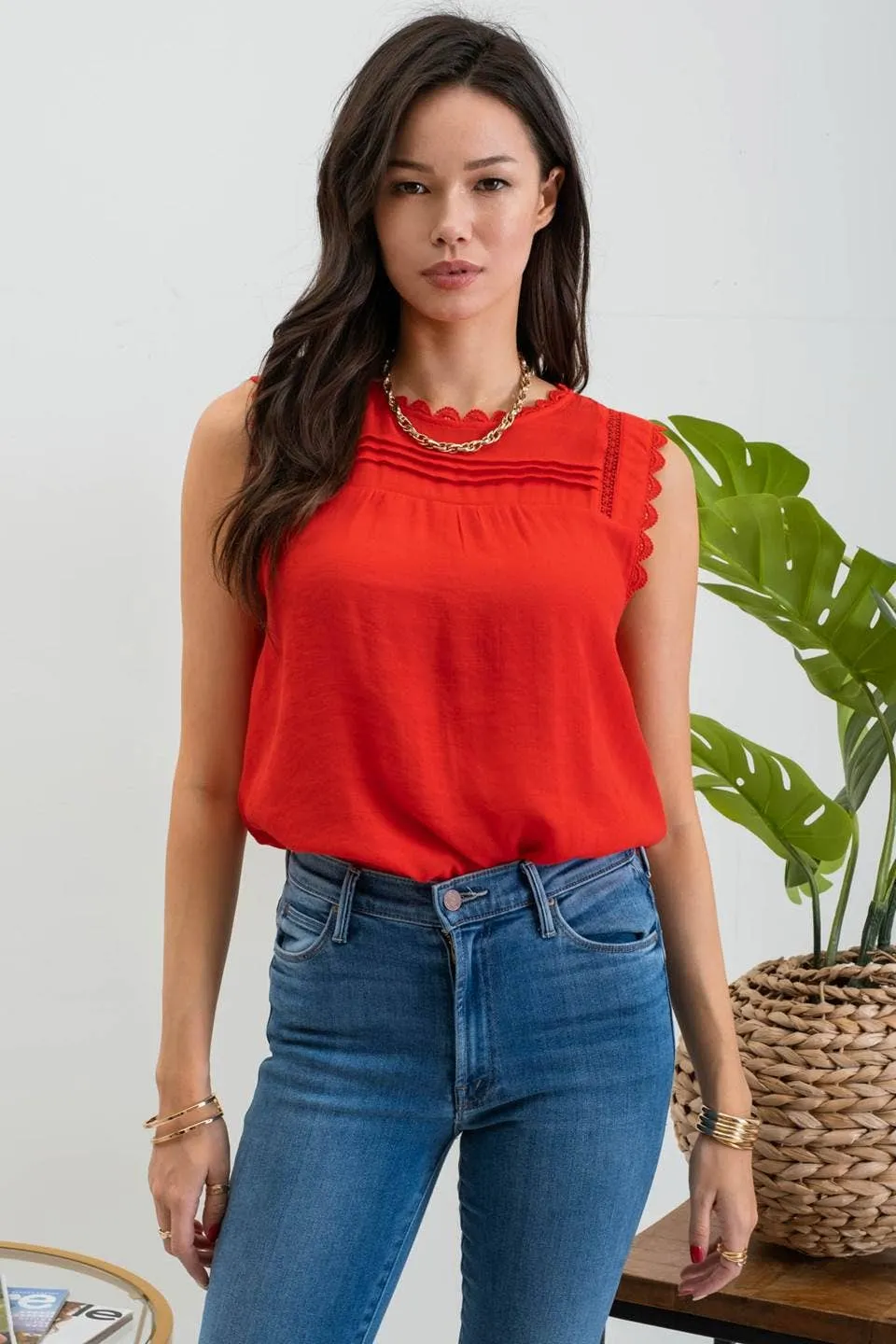 SLEEVELESS LACE EDGE WOVEN TOP: RED